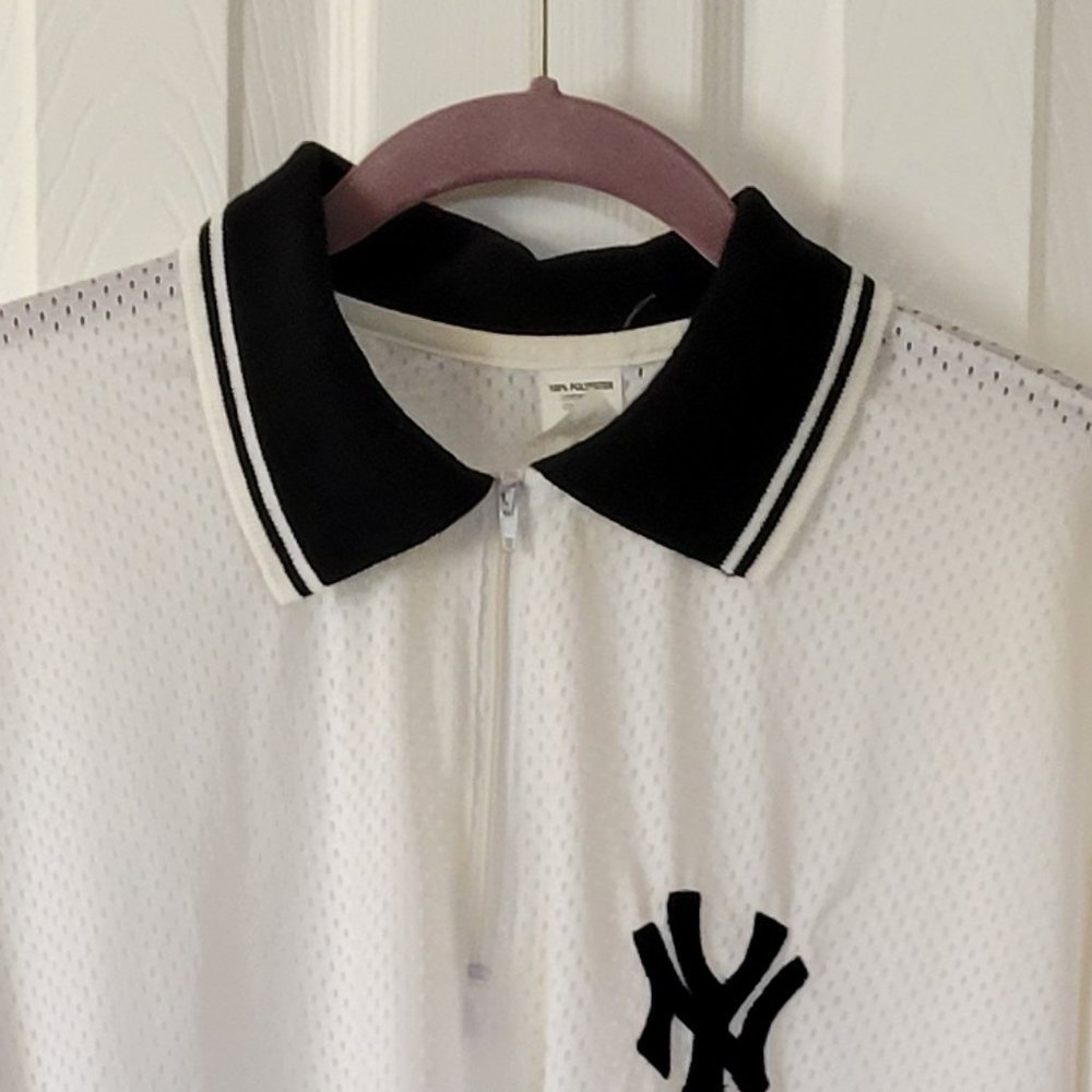 Man sport shirt zipper front Large new without tag 100% polyester with Ny logo.